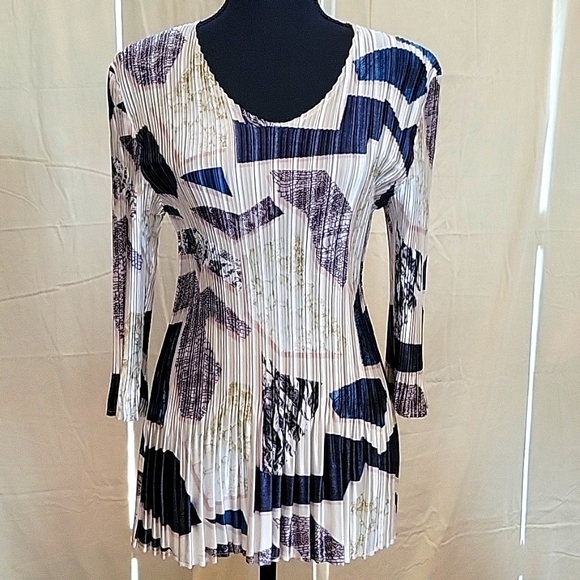 Magic Mini pleat 3/4 sleve v-neck - Picture 3 of 7